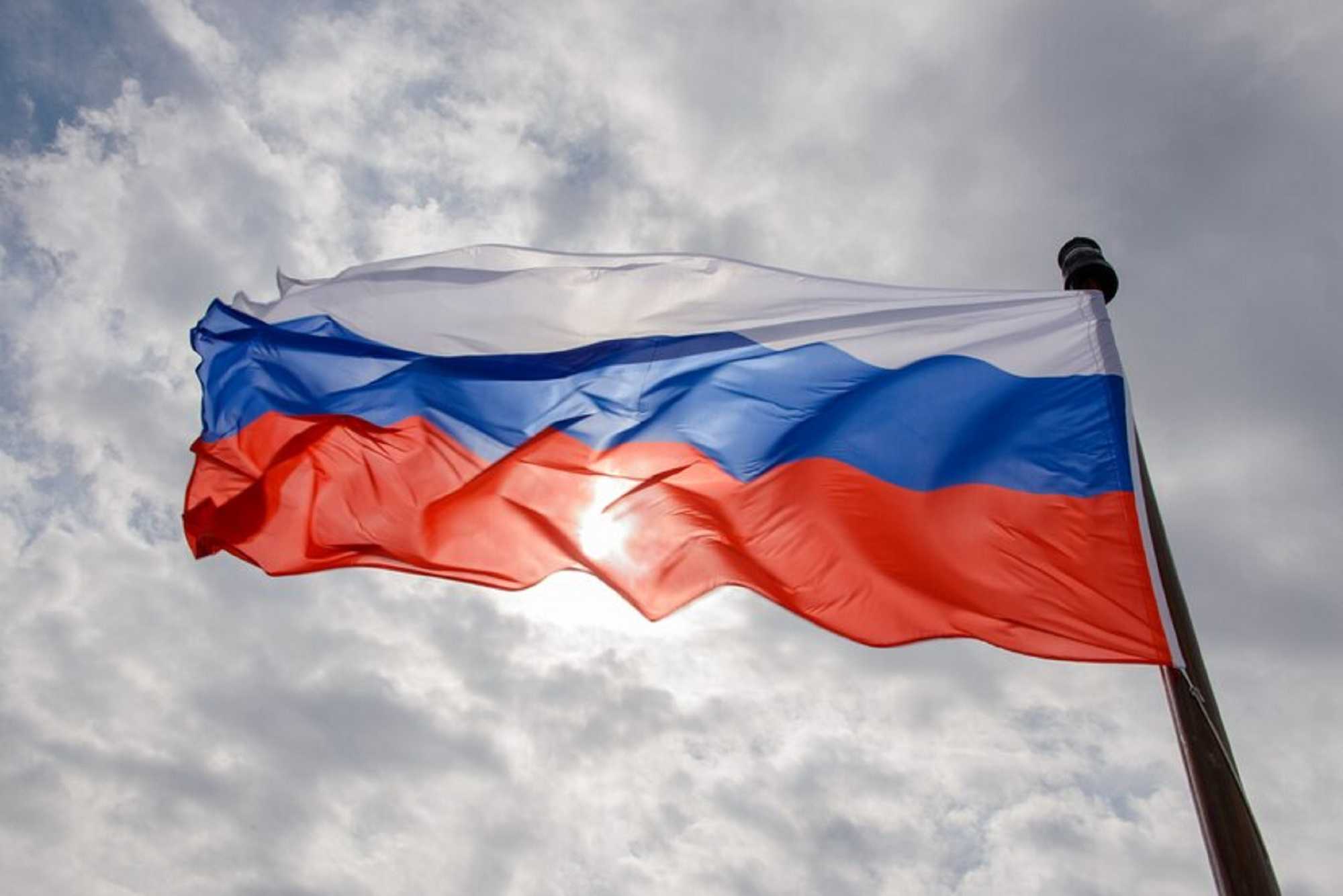 Российский флаг в природе