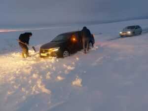 Варненский полицейский помог водителям освободить четыре автомобиля из снежного плена