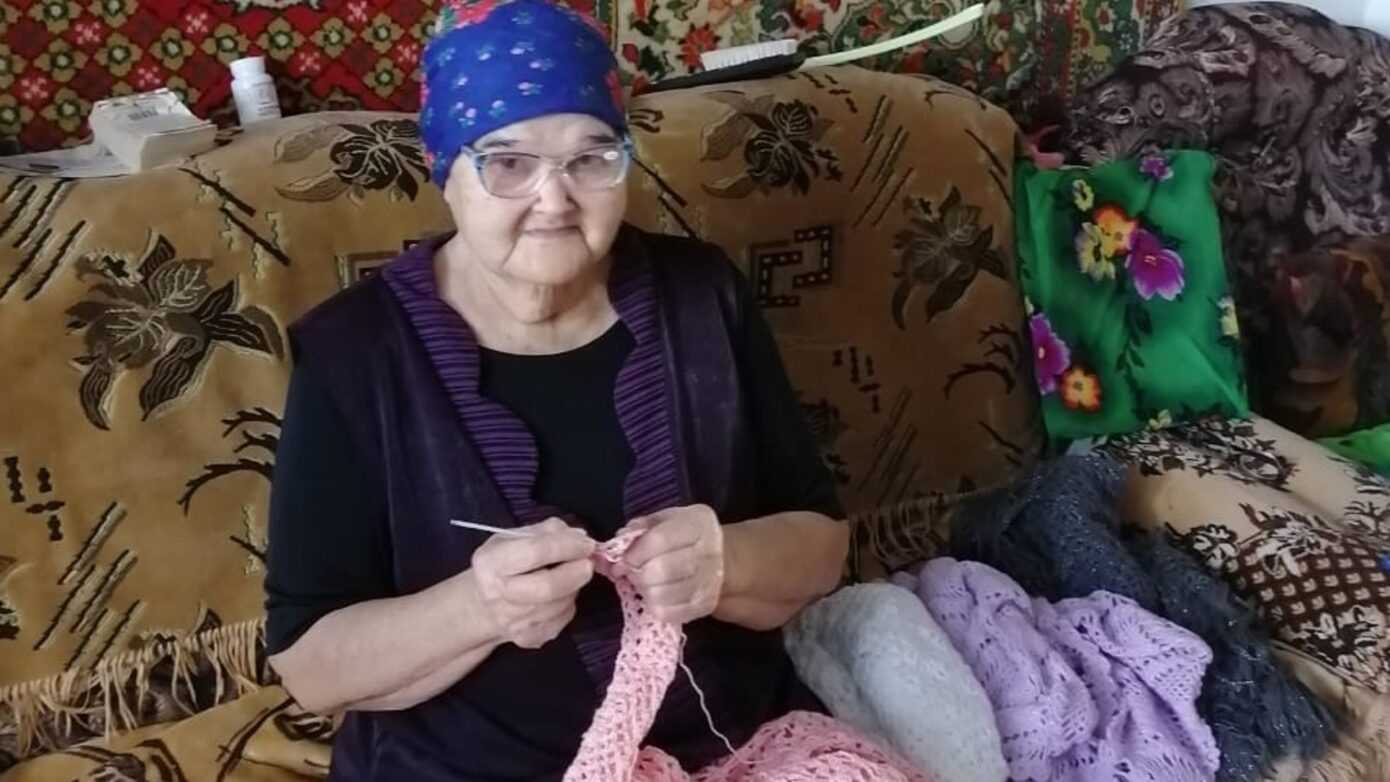 Бабушка вяжет